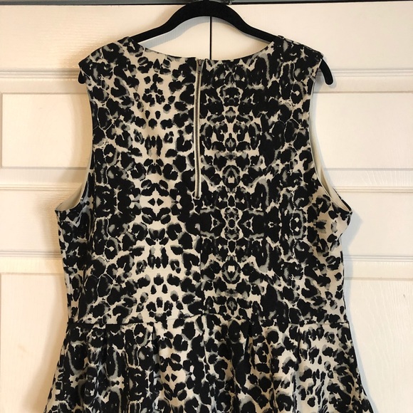 Animal print sleeveless peplum top - Picture 2 of 4